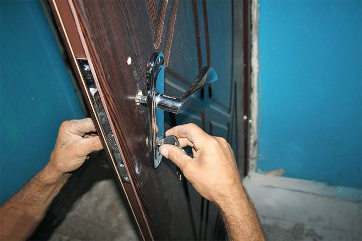 Ремонт дверных ручек: как починить фурнитуру и что для этого понадобится?